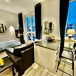 Super Forum 2 Metro Fast Wifi Netflix, Hbo, Appletv Apartment *