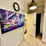 Super Forum 2 Metro Fast Wifi Netflix, Hbo, Appletv Apartment Warsaw