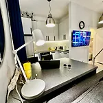 Apartment Super Forum 2 Metro Fast Wifi Netflix, Hbo, Appletv *