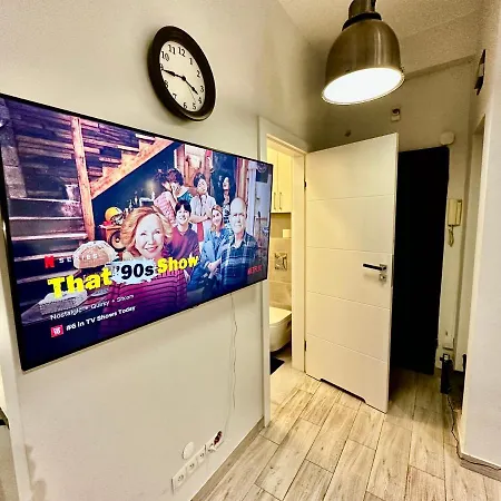 Super Forum 2 Metro Fast Wifi Netflix, Hbo, Appletv Apartment Warsaw