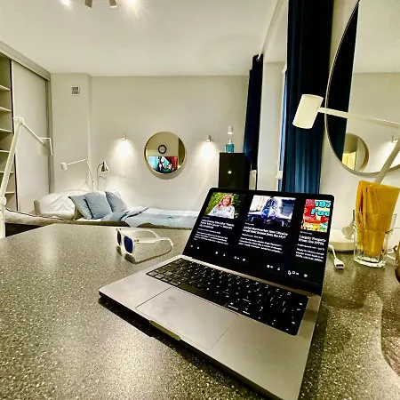 Super Forum 2 Metro Fast Wifi Netflix, Hbo, Appletv *