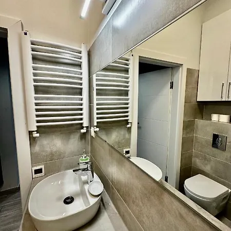 Super Forum 2 Metro Fast Wifi Netflix, Hbo, Appletv Apartment Warsaw