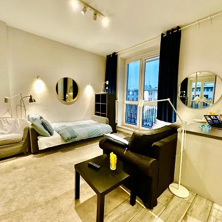 Super Forum 2 Metro Fast Wifi Netflix, Hbo, Appletv Apartment Warsaw