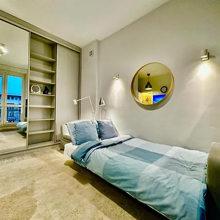 Super Forum 2 Metro Fast Wifi Netflix, Hbo, Appletv Warszawa