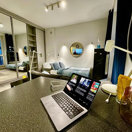 Apartment Super Forum 2 Metro Fast Wifi Netflix, Hbo, Appletv Warsaw