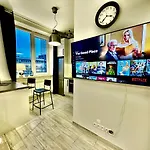 Super Forum 2 Metro Fast Wifi Netflix, Hbo, Appletv *